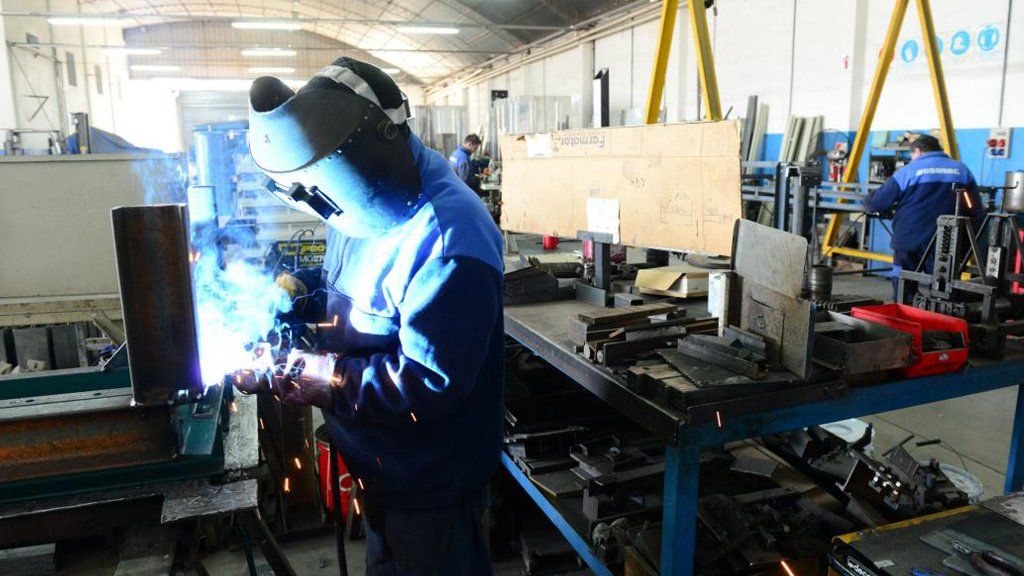La menor tasa en 20 meses: En enero la producción de pymes industriales descendió un 0,3%