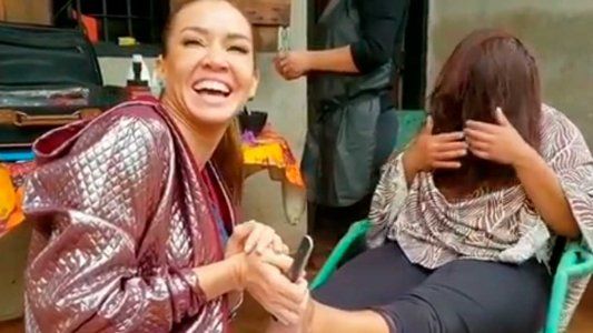 Dallys Ferreira le hizo las uñas a una mujer en Paraguay por el día de la madre