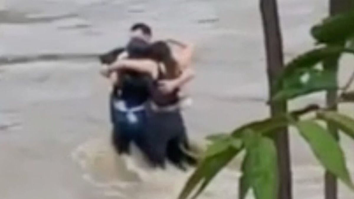 Los tres jóvenes se abrazan al quedar atrapados en las aguas de un río que creció de golpe en Italia. Hallaron los cuerpos de las dos chicas. (Foto: Captura de TV)