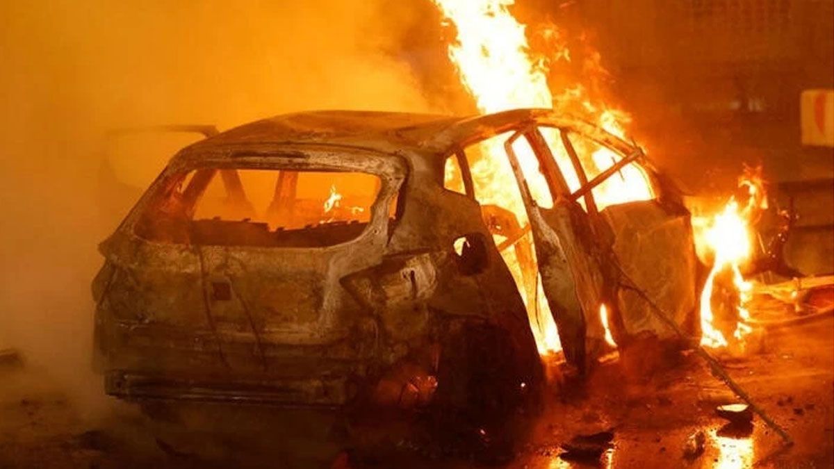 Un auto que tenía la bandera de Marruecos, incendiado en Bruselas (Foto: Gentileza Noticias Argentina)