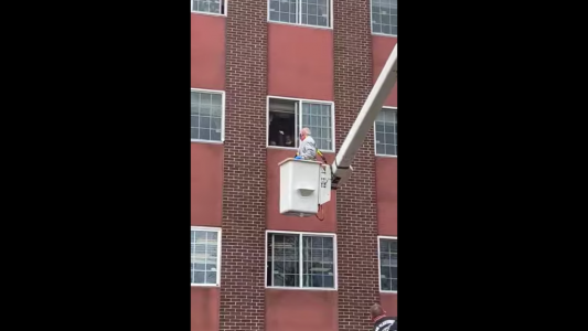 Romeo y Julieta de cuarentena: el abuelo que se subió a una grúa para ver a su esposa