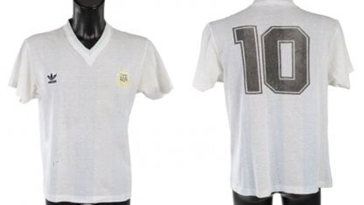 Subastarán la camiseta que usó Diego Armando Maradona en el partido ante Brasil en el Mundial de Italia 90.