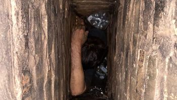 Insólito: quiso entrar a robar a una casa por la chimenea y quedó atrapado por más de dos horas