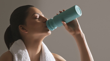 Cómo lavar y desinfectar las botellas de agua y jugo para que no junten hongos