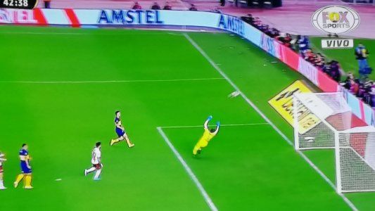 ¡Insólito! Wanchope lo dejó solo a Capaldo que erró un gol increíble abajo del arco