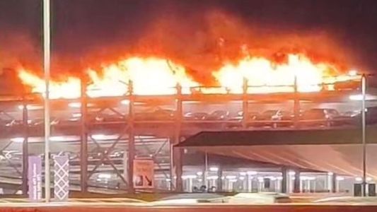Un incendio paralizó al mayor aeropuerto de Europa y afecta a 200.000 pasajeros