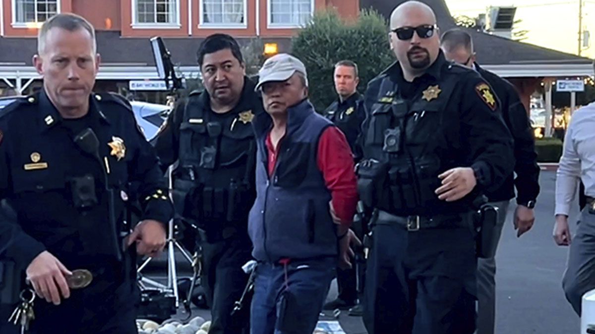 Zhao Chunli, de 67 a&ntilde;os, el asesino que mat&oacute; a siete personas, mientras era llevado a la comisar&iacute;a (Foto: gentileza ABC).