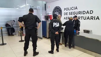 Tensión en el aeropuerto: detuvieron a un pasajero que intentó abordar un vuelo con una pistola cargada