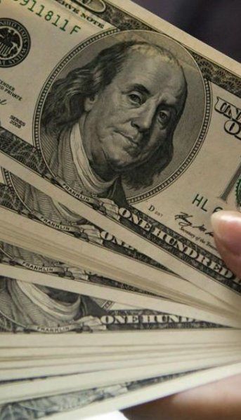 El dólar bajó a $41,02 y la tasa de referencia se mantiene en torno al 63%