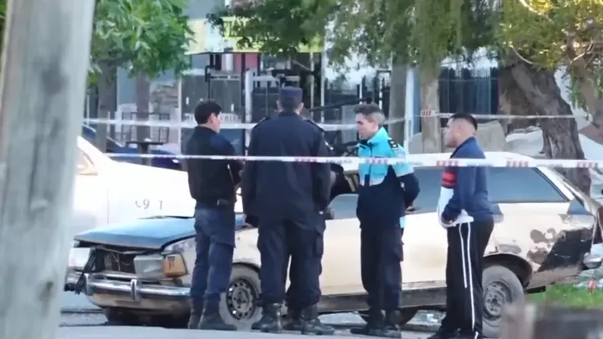 El Dodge que sufrió el impacto de la patrulla policial. 