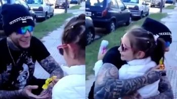 El video que muestra la otra cara de Alex Caniggia con una pequeña fan: Sape
