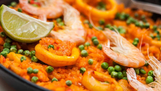 Receta de PAELLA DE MARISCOS: la variante de un plato tradicional que se parte