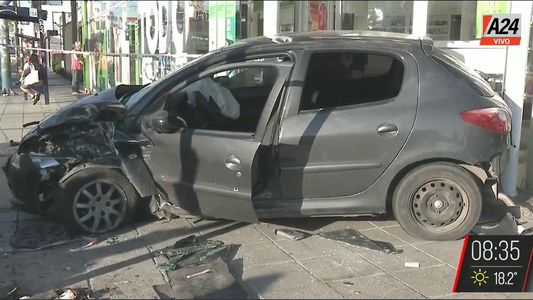 Persecución y choque: escapaban de la policía en un auto y terminaron incrustados en una farmacia