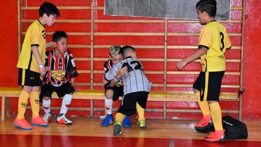 La foto viral de un torneo de fútbol de chicos de Santa Cruz que conmueve las redes sociales