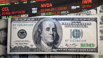 El dólar oficial descendió $15 y se alejó del techo de la banda