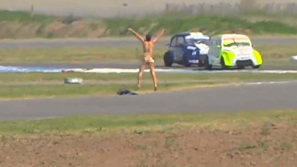 Un hombre desnudo se metió en una carrera de Fiat 600 en Rafaela. (Foto: captura)