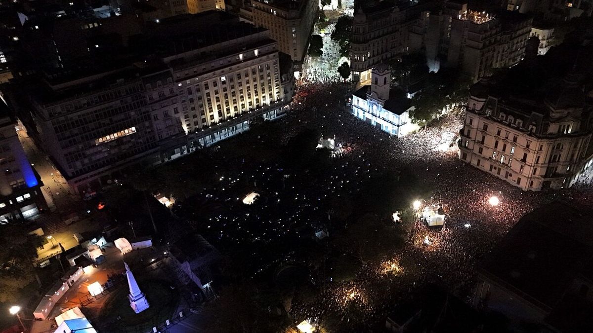 Ante una multitud, se presentó de forma gratuita a un año de la muerte de Jorge Bergoglio. 