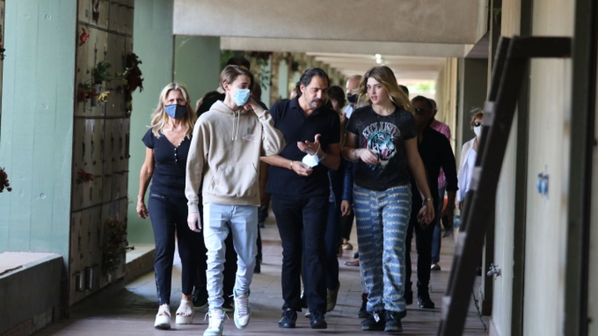 Eduardo Fort escoltando a sus sobrinos en los pasillos del cementerio, tras despedir los restos de Gustavo Martínez.