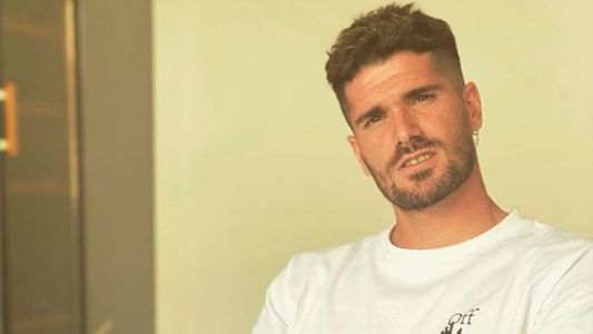 Rodrigo De Paul caminó por Puerto Madero con un particular look y sin Tini Stoessel