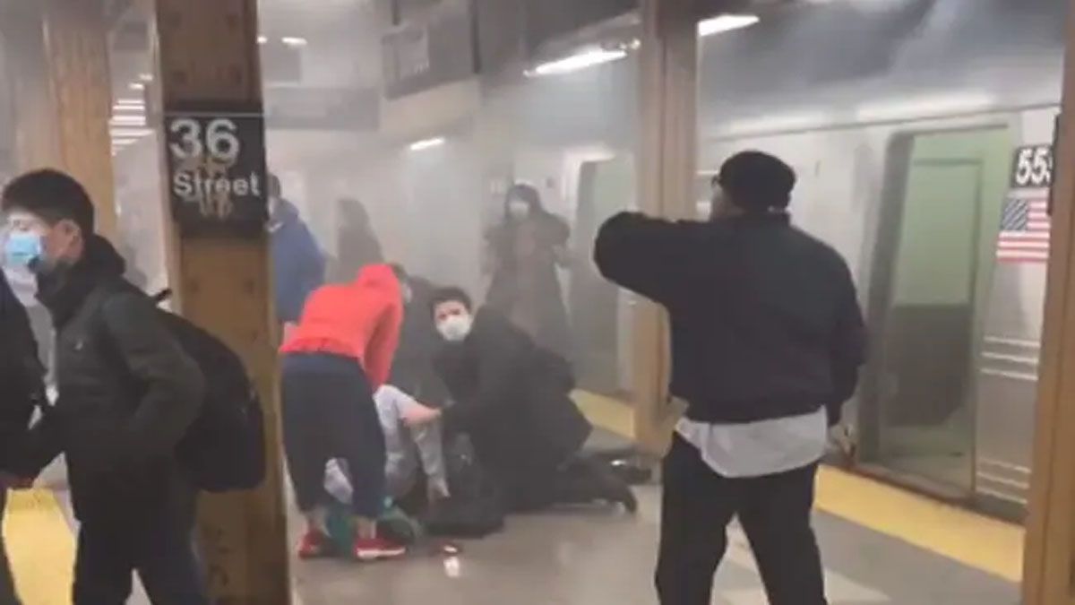 Tiroteo, humo y heridos en el ataque al subte de Nueva York en el barrio de Brooklyn (Foto: Cuentas de Twitter)