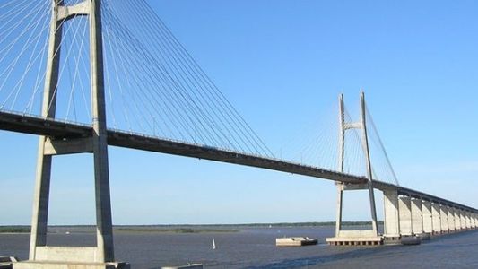 Video: una avioneta realizó una riesgosa maniobra para atravesar el puente Rosario-Victoria