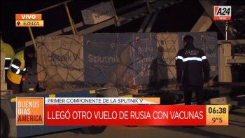Así descargaban el nuevo lote de vacunas en el aeropuerto de Ezeiza (Foto: captura de TV). Así descargaban el nuevo lote de vacunas en el aeropuerto de Ezeiza (Foto: captura de TV).