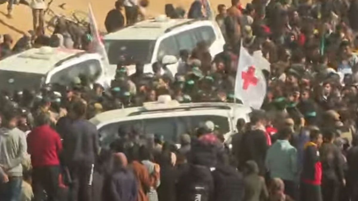 Una multitud de palestinos y milicianos de Hamas dificultaron la liberación de dos rehenes en Jan Yunis (Foto: captura de TV).