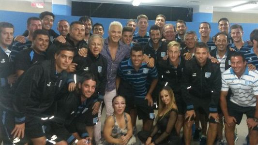Un campeón en el teatro: el plantel de Racing fue a ver Stravaganza