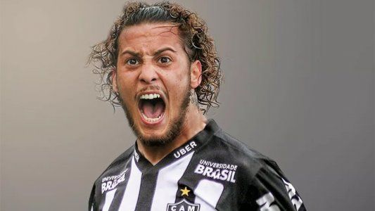 Insólito: un futbolista del Atlético Mineiro se hizo tres tatuajes que no le cicatrizaron y no podrá jugar