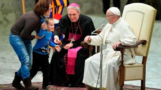 Un niño interrumpió la audiencia Papal y Francisco pidió que lo dejaran jugar ahí: Es argentino... indisciplinado