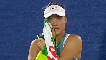 conmocion: una tenista rompio en llanto en pleno partido tras ver a un acosador en la tribuna conmocion: una tenista rompio en llanto en pleno partido tras ver a un acosador en la tribuna