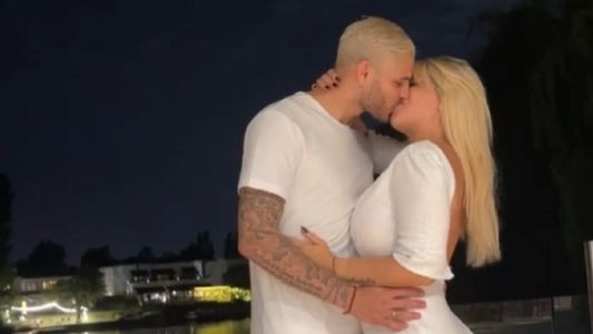 Wanda Nara y Mauro Icardi: el apasionado beso para recibir el 2022