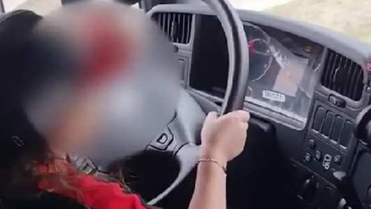 Dos hombres incentivaron a un nene de 7 años a manejar un camión en Santa Cruz