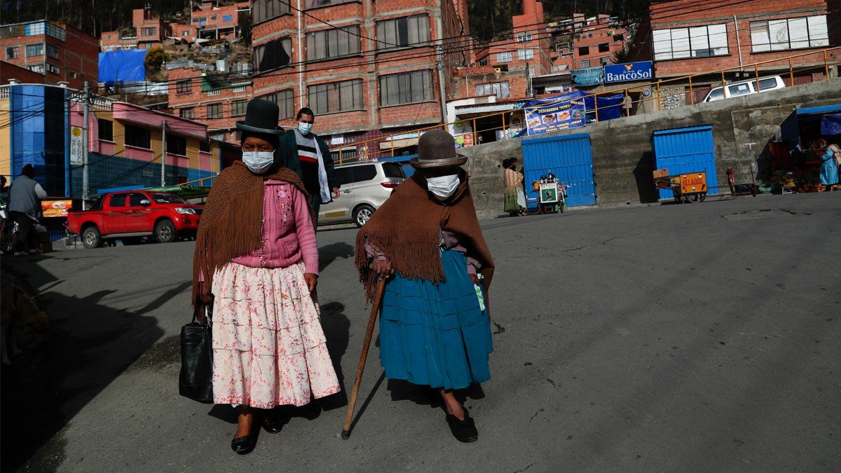 Elecciones en Bolivia: con horarios divididos por la pandemia, comenzaron los comicios