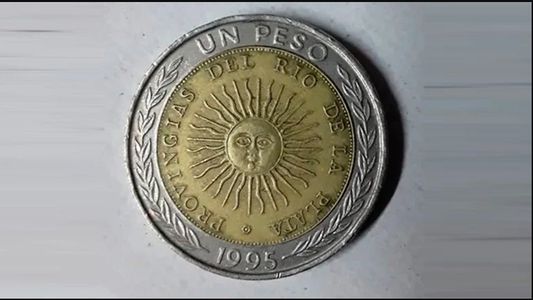 Ofrecen hasta 15 mil pesos por una moneda de un peso con un insólito error ortográfico