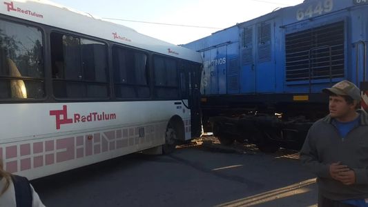 Un colectivo chocó contra un tren de carga en San Juan y sus pasajeros se salvaron de milagro