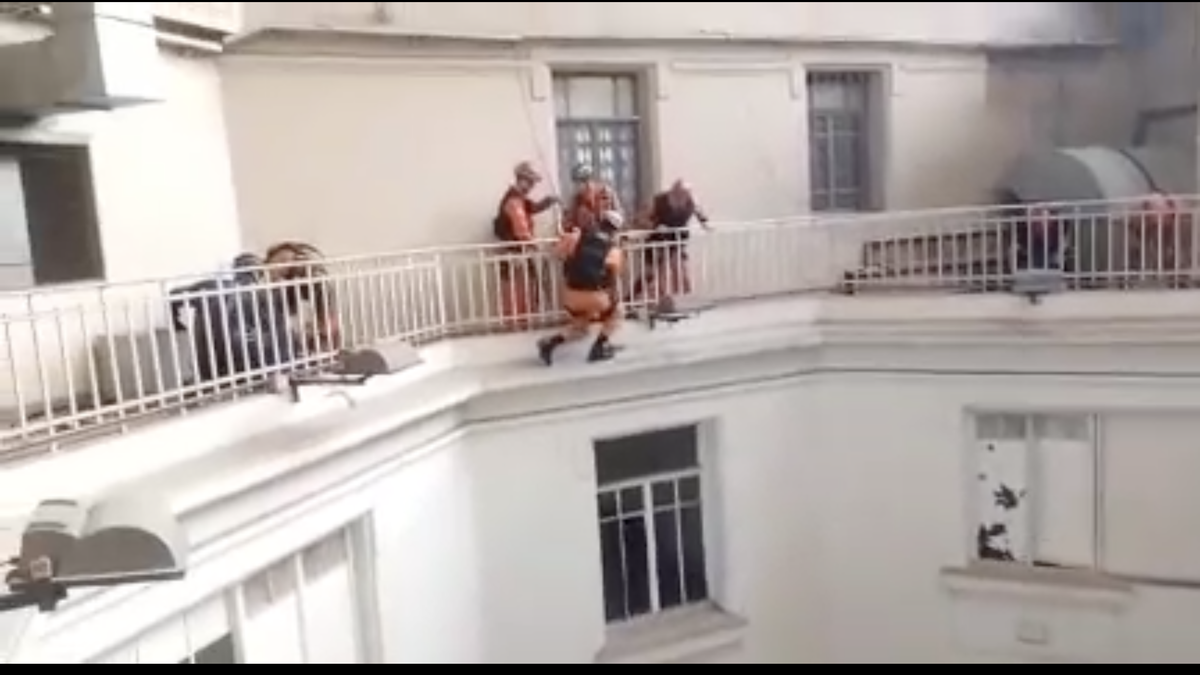 El hombre estaba slo cuando se arrojó del onceavo piso y tuvo que ser rescatado