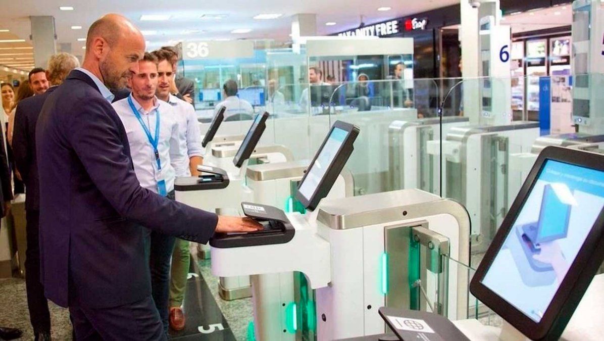 Nuevo sistema en Ezeiza: Prometen que el trámite de migraciones tardará 30 segundos