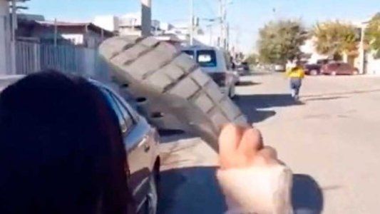 Insólito: retó a su hija, la joven salió corriendo, la madre le revoleó el zapato y logró detenerla