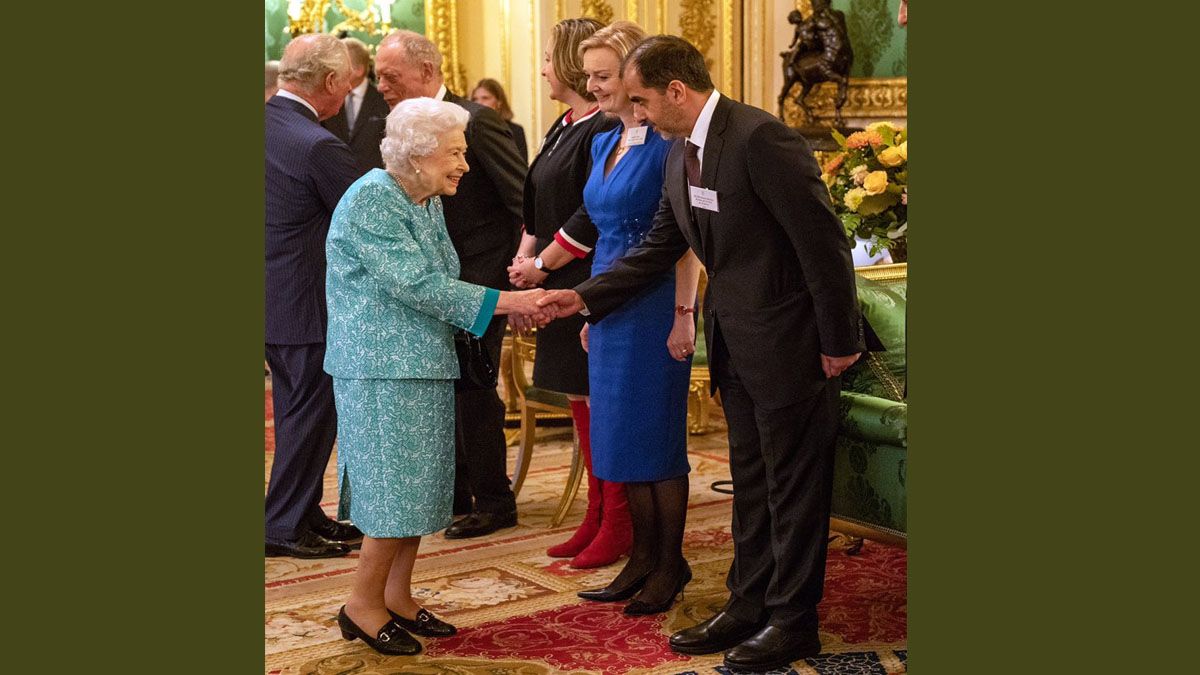 La reina, sin bastón, saluda en nombre de la corona británica a las delegaciones que participarán de la próxima conferencia de medio ambiente en Glasgow (Foto: Página oficial del Palacio de Buckingham)
