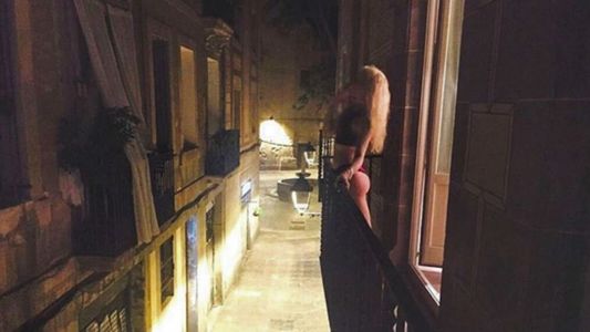 Militta Bora relajada en Barcelona: busca Pokemones sexy en el balcón