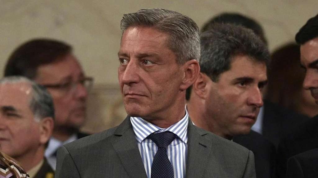 Arcioni dio marcha atrás con los descuentos a los docentes y empleados públicos y echó a un funcionario clave