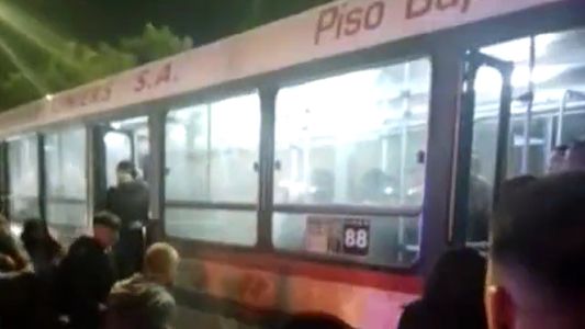Video | Al grito de los voy a matar a todos, un agente penitenciario abrió fuego en un colectivo