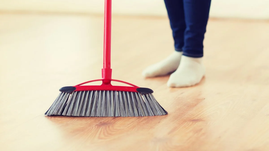 Truco para desinfectar la escoba de bacterias y limpiar mejor