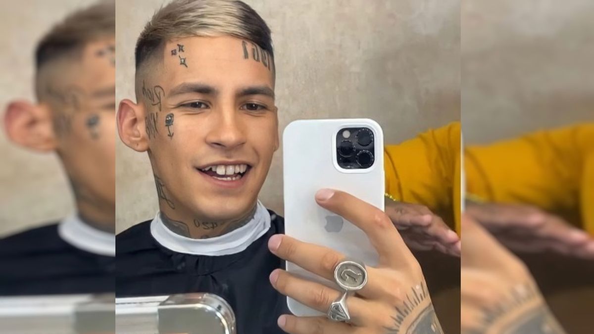 L-Gante no va a ningún lado sin su teléfono celular, desde el que graba y retrata todo lo que hace durante el día. Así lo hizo el jueves al bajar de su auto en medio de un embotellamiento en el acceso oeste. 