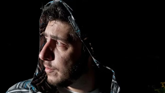 Se filtró una foto de Jey Mammon dentro del avión en el que viaja a Madrid: la reacción de los pasajeros