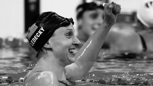 El desafío viral de la pentacampeona olímpica de natación: cruza una piscina con un vaso en la cabeza