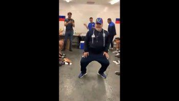 El descontrolado baile de Maradona en el vestuario tras ganar su primer partido en Gimnasia