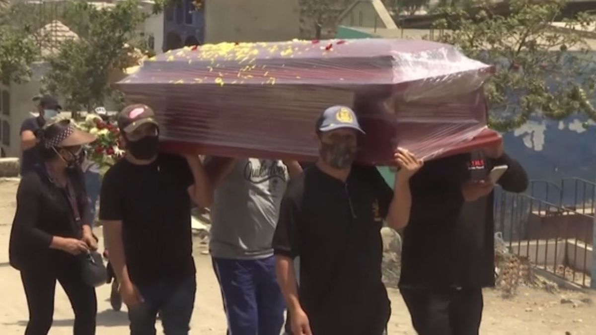 Perú tiene mas de 180.000 muertos por la pandemia. El triple de los datos oficiales (Foto: AP)
