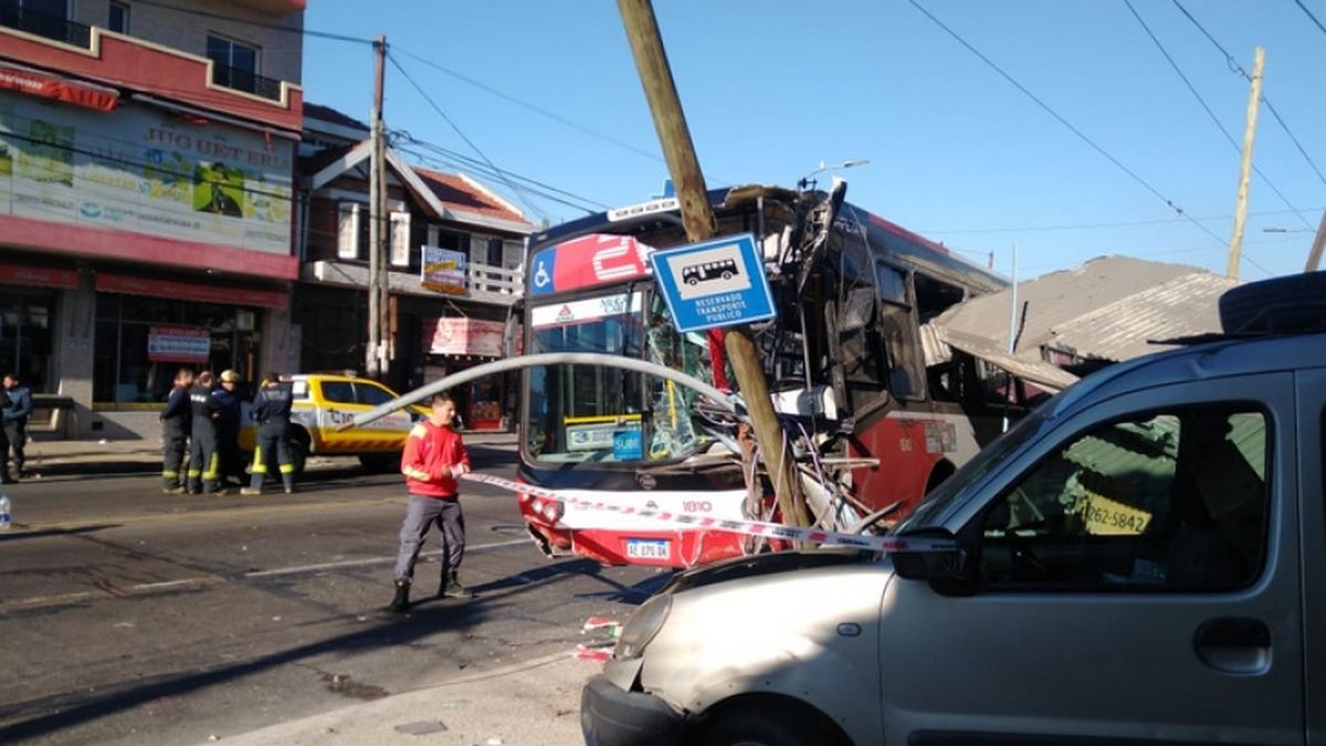 Así quedó el colectivo colisionado. (Foto: Sur)